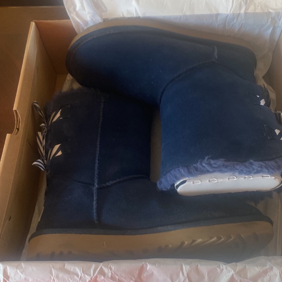 - 🦊 Ugg navy blue and box. Navy with striped bows. Pic show all minor mark… - Picture 15 of 16
